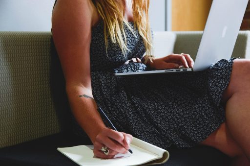 Ondernemer die op een laptop werkt aan een tafel in Portugal