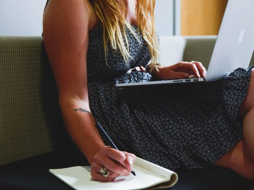Ondernemer die op een laptop werkt aan een tafel in Portugal