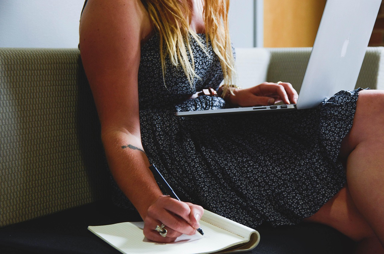 Ondernemer die op een laptop werkt aan een tafel in Portugal