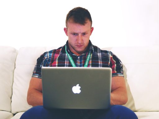 Zzp'er werkt thuis achter laptop en beheert zijn pensioenplanning