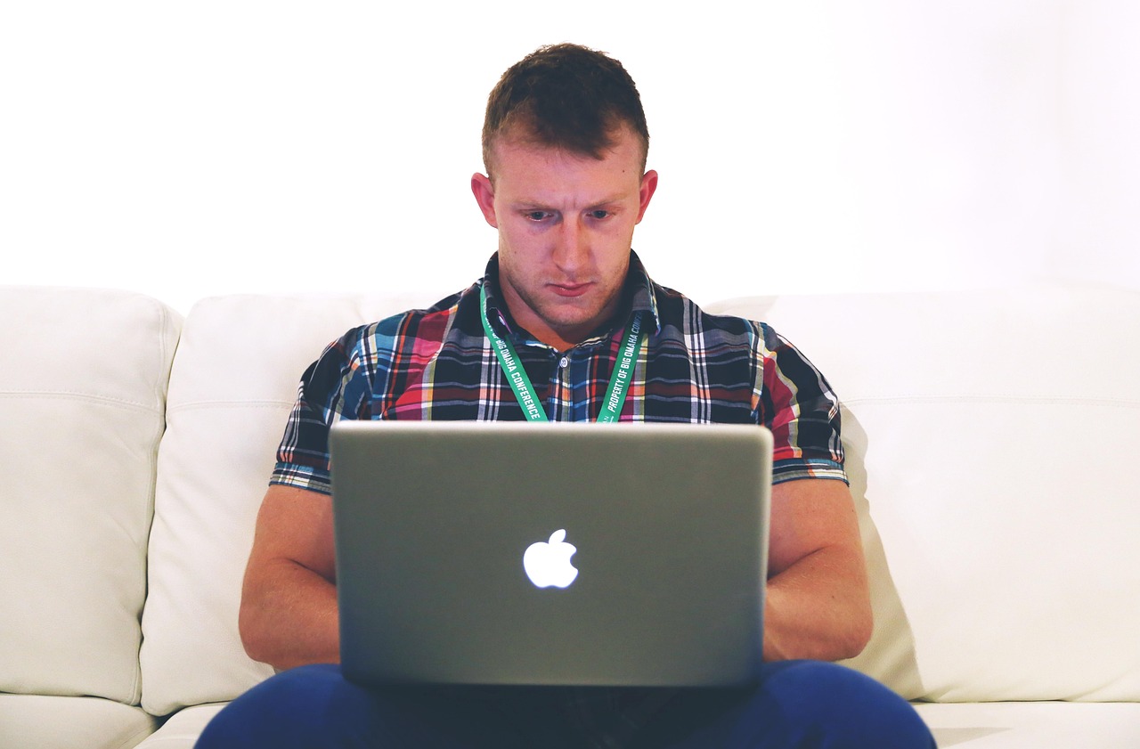 Zzp'er werkt thuis achter laptop en beheert zijn pensioenplanning