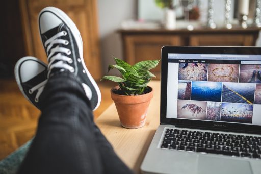 Een zzp'er werkt aan zijn administratie op een laptop aan een bureau