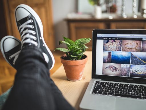 Een zzp'er werkt aan zijn administratie op een laptop aan een bureau