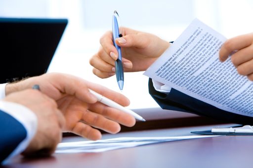 Ondernemer bestudeert exportdocumenten aan vergadertafel