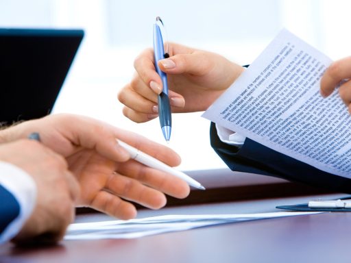 Ondernemer bestudeert exportdocumenten aan vergadertafel
