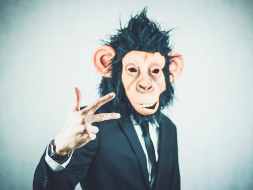 Ondernemer in gesprek met een financieel adviseur aan een bureau