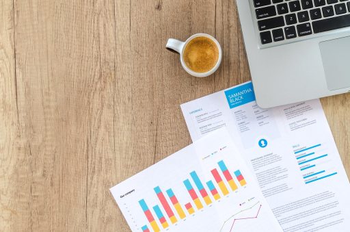 Persoon aan bureau die financiële documenten doorneemt bij voorbereiding op carrièreswitch