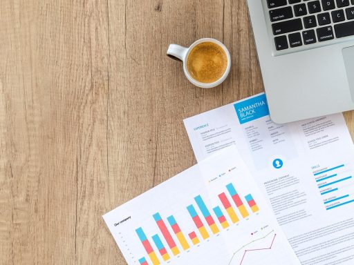 Persoon aan bureau die financiële documenten doorneemt bij voorbereiding op carrièreswitch