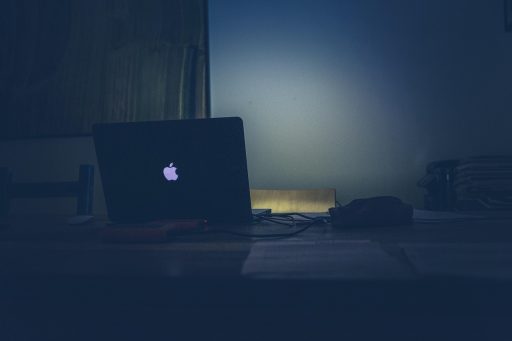 Ondernemer bekijkt SaaS-dashboard op laptop op kantoor