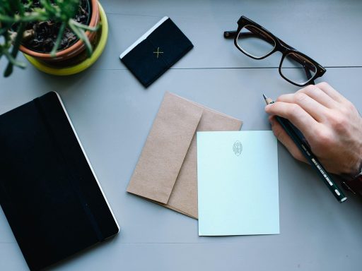 Persoon schrijft een sollicitatiebrief aan een bureau