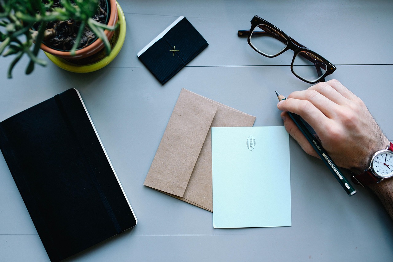 Persoon schrijft een sollicitatiebrief aan een bureau