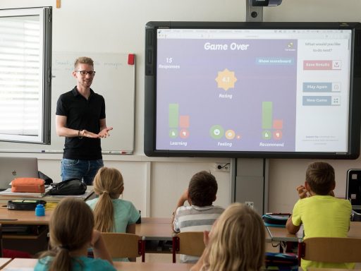 Leraar schrijft op een whiteboard voor een kleine groep volwassenen in een trainingsruimte