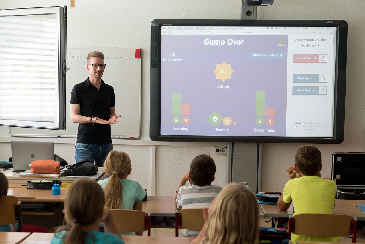 Leraar schrijft op een whiteboard voor een kleine groep volwassenen in een trainingsruimte