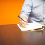 Ondernemer schrijft een persoonlijk ontwikkelingsplan aan bureau