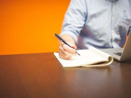Ondernemer schrijft een persoonlijk ontwikkelingsplan aan bureau
