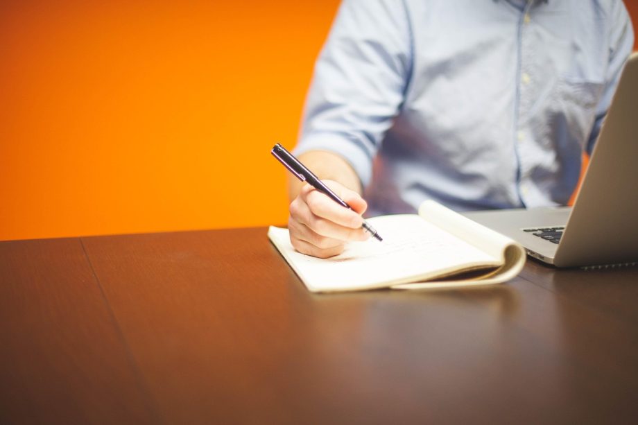 Ondernemer schrijft een persoonlijk ontwikkelingsplan aan bureau