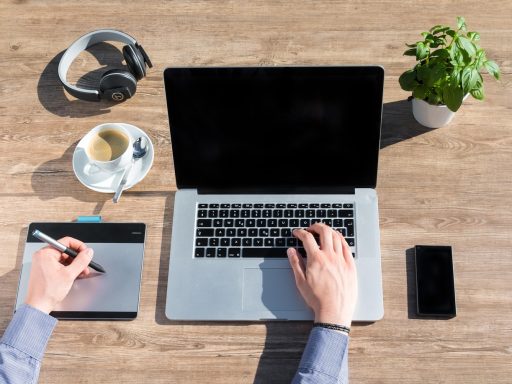 Freelancer werkt geconcentreerd vanuit een thuiskantoor met laptop en notitieblok
