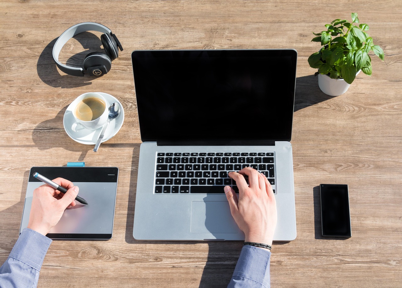 Freelancer werkt geconcentreerd vanuit een thuiskantoor met laptop en notitieblok