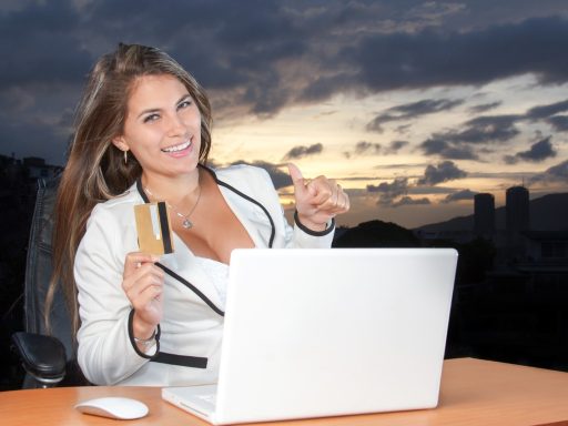 Persoon werkt aan laptop en analyseert social media statistieken