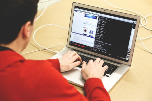 ICT-freelancer werkt vanuit huis achter een laptop