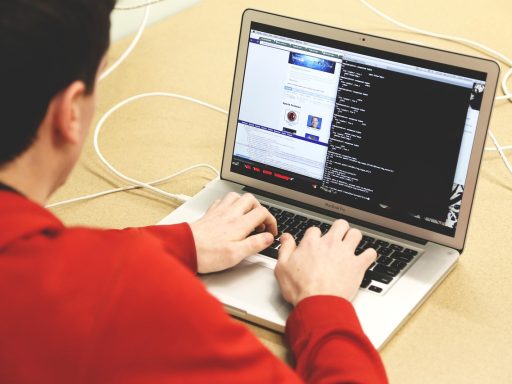 ICT-freelancer werkt vanuit huis achter een laptop