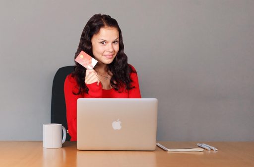 Ondernemer vergelijkt e-commerceplatforms op laptop aan bureau