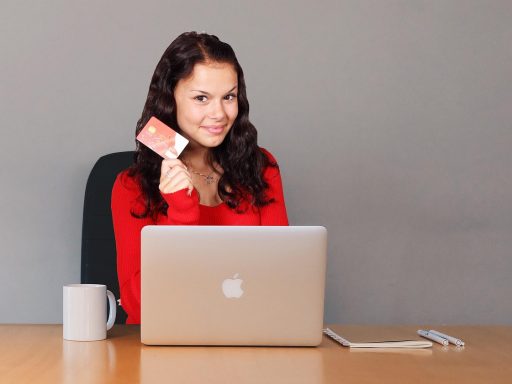 Ondernemer vergelijkt e-commerceplatforms op laptop aan bureau