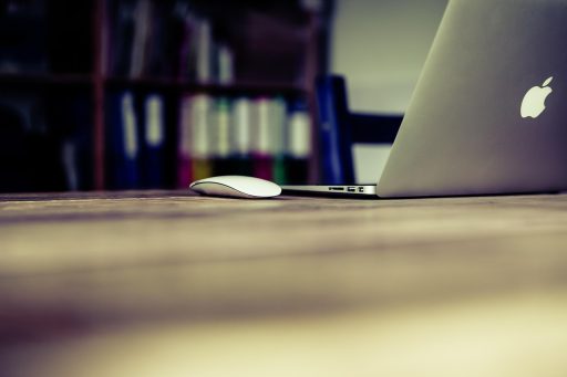 Nederlandse zzp'er werkt achter laptop aan een factuur voor een buitenlandse opdrachtgever