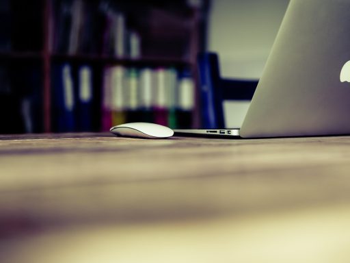 Nederlandse zzp'er werkt achter laptop aan een factuur voor een buitenlandse opdrachtgever