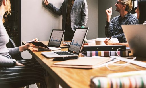 Ondernemer en adviseur bespreken documenten voor een GmbH-oprichting in een Duits kantoor