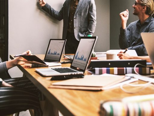 Ondernemer en adviseur bespreken documenten voor een GmbH-oprichting in een Duits kantoor
