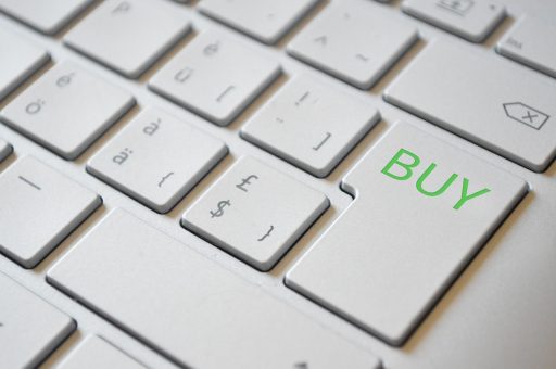 Laptop met een webshop checkout-pagina geopend op een bureau