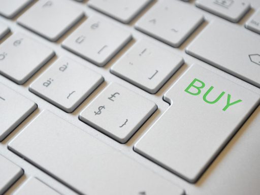 Laptop met een webshop checkout-pagina geopend op een bureau