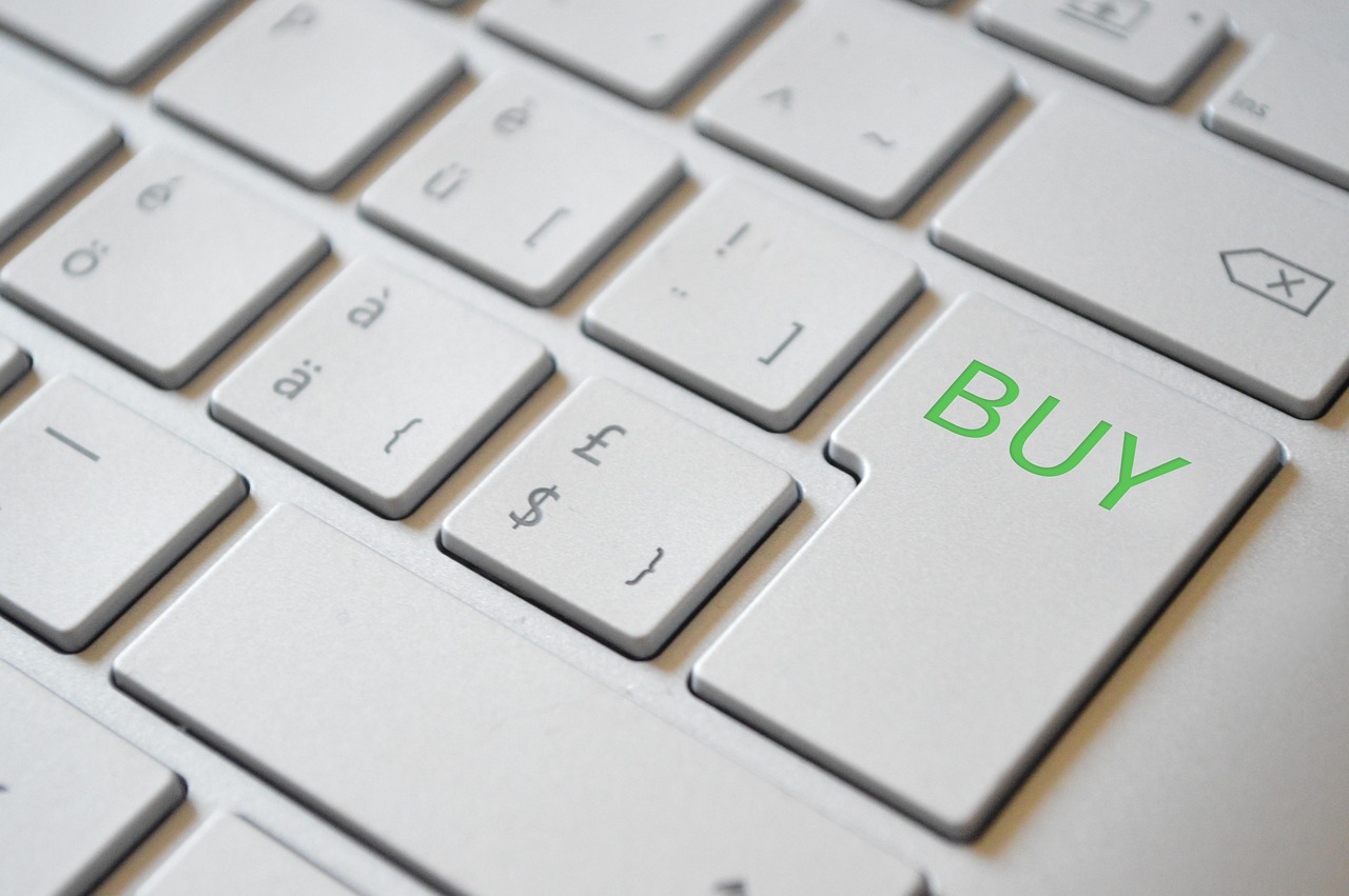Laptop met een webshop checkout-pagina geopend op een bureau