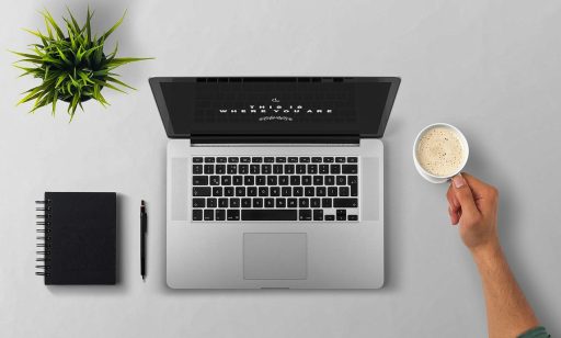 Persoon die een opvolgmail schrijft op een laptop aan een bureau