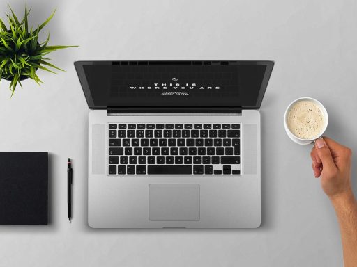 Persoon die een opvolgmail schrijft op een laptop aan een bureau