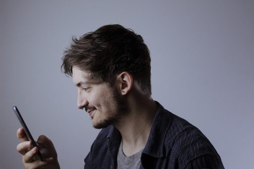 Persoon leest aandachtig een laptopscherm en maakt aantekeningen tijdens marktonderzoek