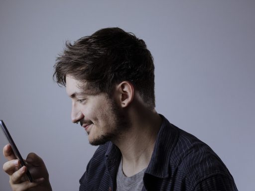 Persoon leest aandachtig een laptopscherm en maakt aantekeningen tijdens marktonderzoek
