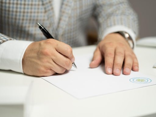 Freelancer die een zakelijk contract doorleest aan een bureau