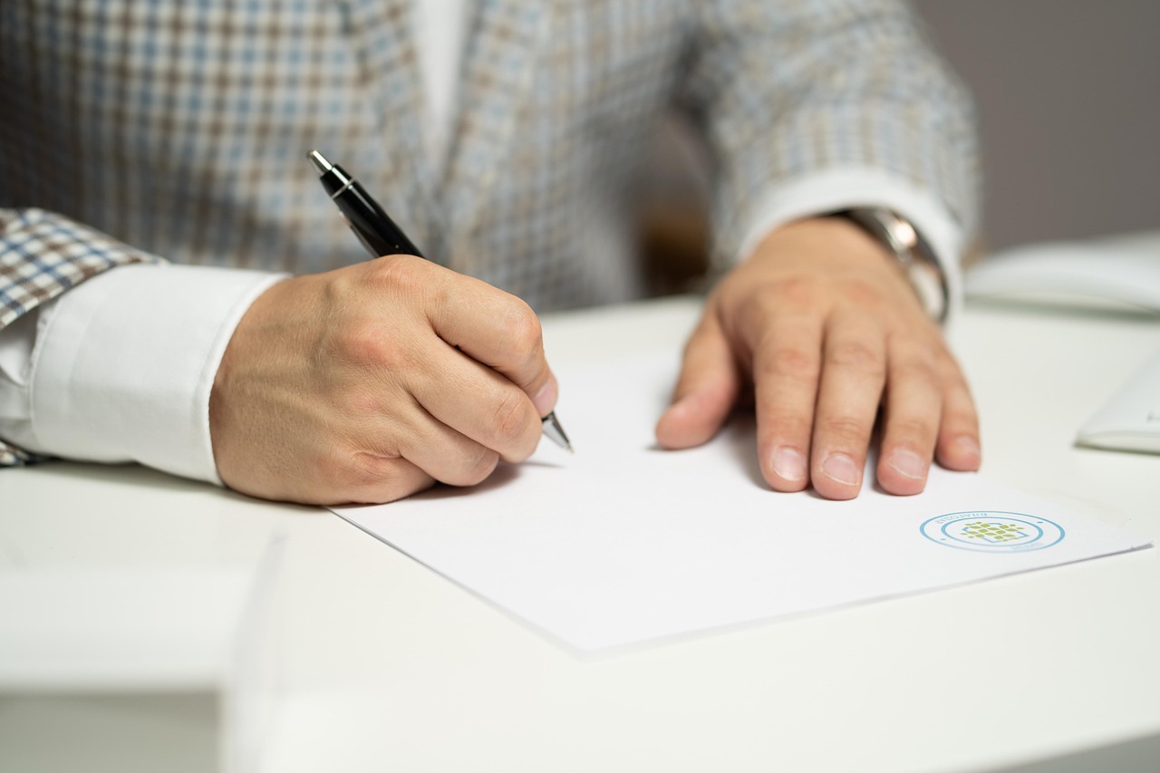 Freelancer die een zakelijk contract doorleest aan een bureau