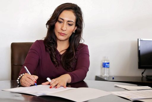 Kandidaat die een online skill-assessment invult op een laptop tijdens een sollicitatieprocedure