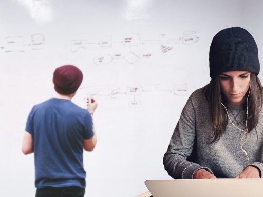 Twee startup-oprichters bespreken een waarderingsplan op een whiteboard