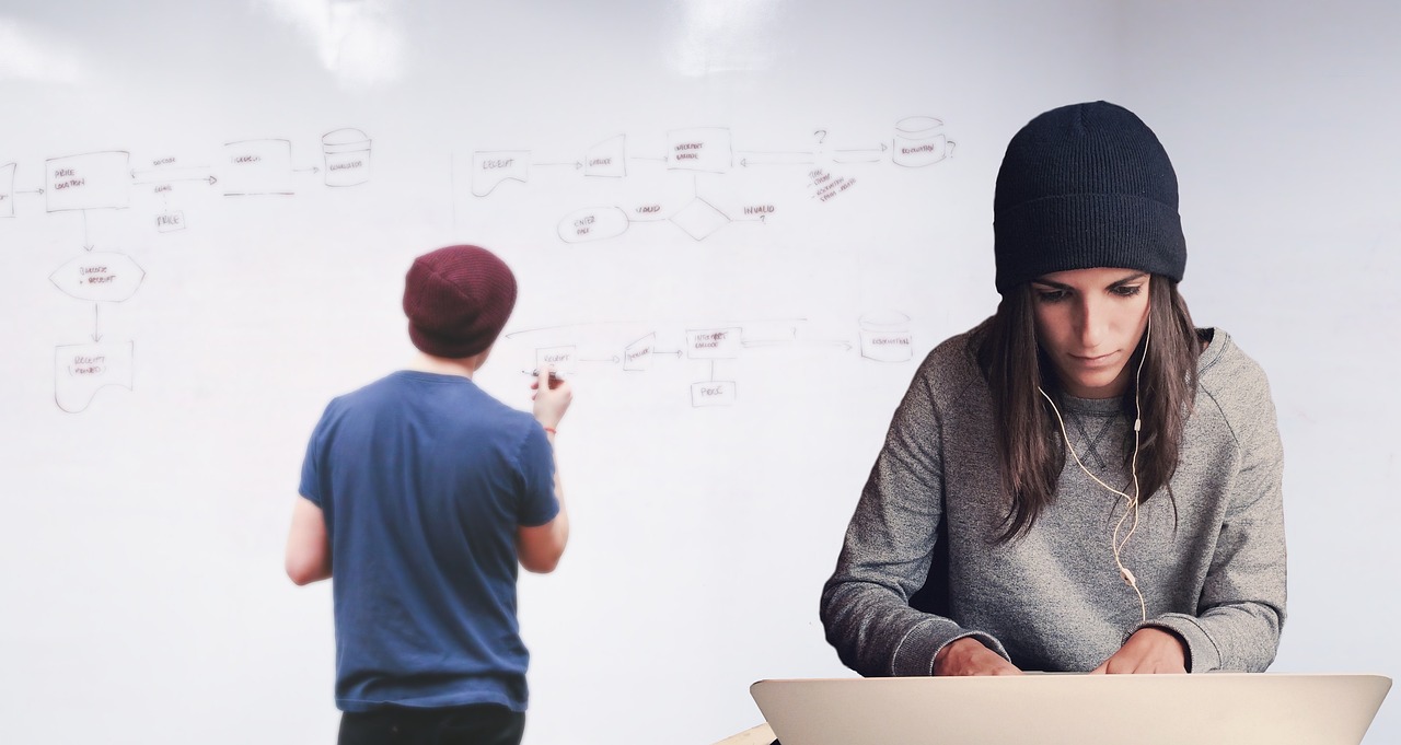 Twee startup-oprichters bespreken een waarderingsplan op een whiteboard