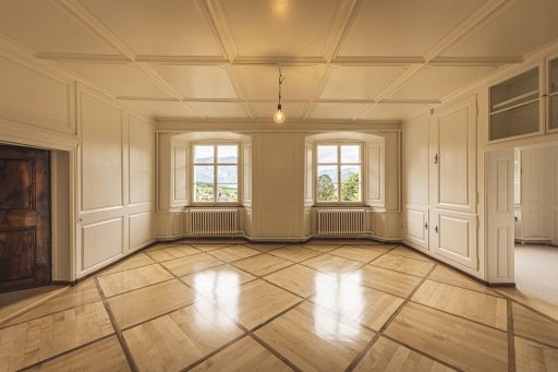 Een VvE-beheerder bespreekt documenten bij een appartementencomplex