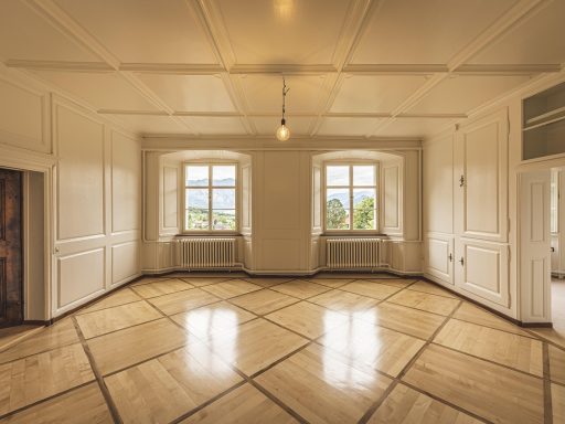 Een VvE-beheerder bespreekt documenten bij een appartementencomplex