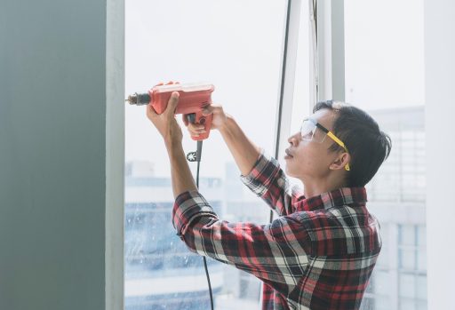 Arbeiders voeren groot onderhoud uit aan de gevel van een appartementencomplex