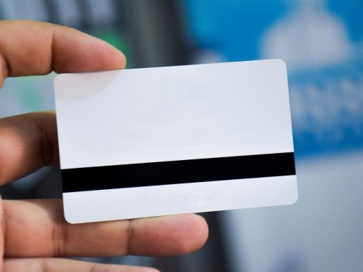 Laptop op bureau naast een digitale identiteitskaart voor e-residency aanvraag
