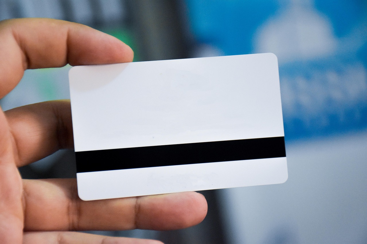 Laptop op bureau naast een digitale identiteitskaart voor e-residency aanvraag