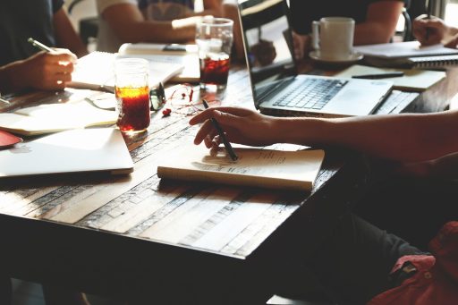 Zakelijke vergadering waarbij een team een budgetplanning bespreekt aan een vergadertafel