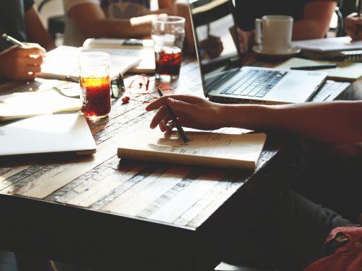 Zakelijke vergadering waarbij een team een budgetplanning bespreekt aan een vergadertafel
